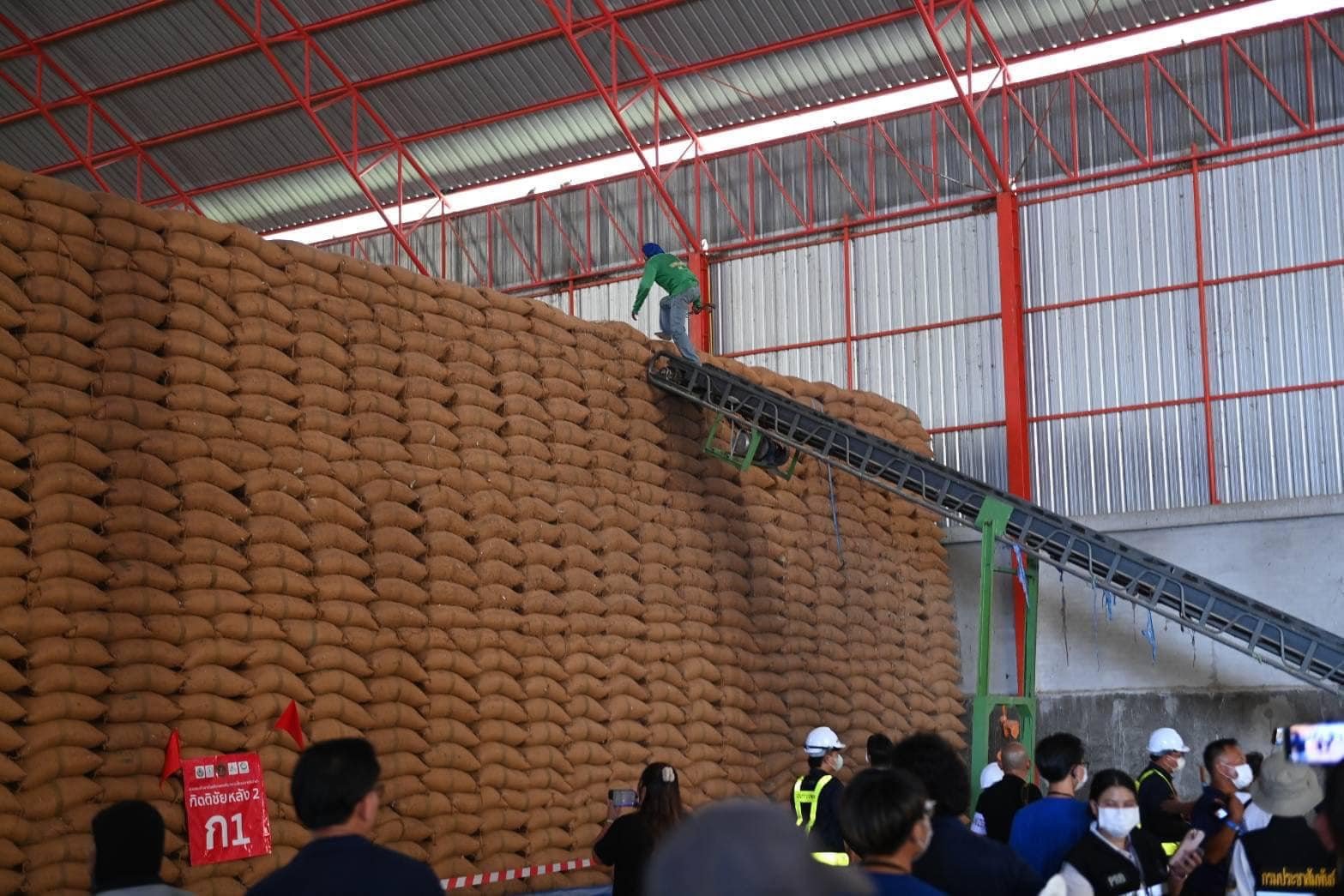 ภูมิธรรม โพสต์ “ปิดตำนานจำนำข้าว” นำเงินเข้ารัฐกว่า 272 ล้านบาท