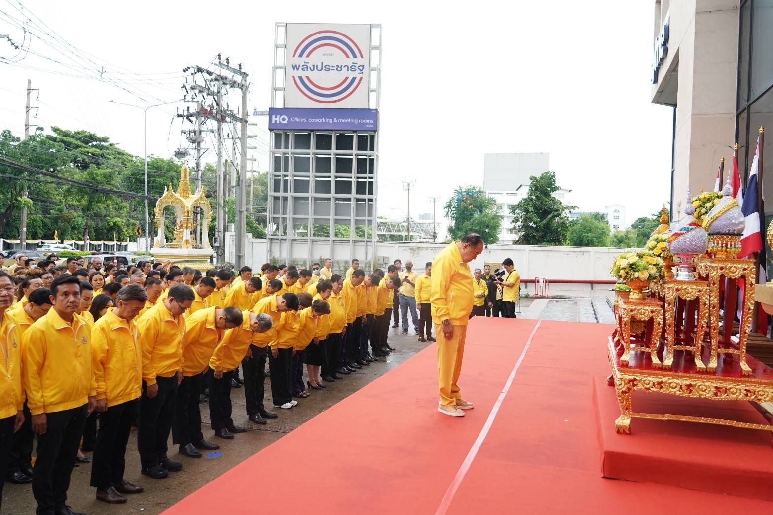 พล.อ.ประวิตร นำทีม พปชร. ถวายราชสักการะเฉลิมพระเกียรติฯ ในหลวง