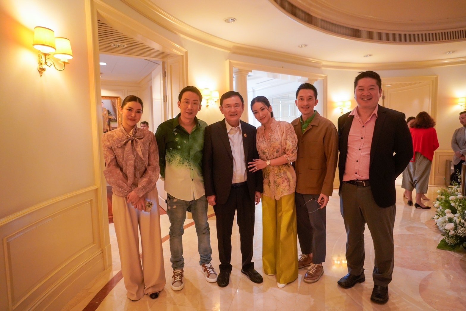 ทักษิณ​ นิมนต์พระดังทำบุญ​วันเกิด คุณหญิงพจมาน​ ขนลูกหลานร่วมงานอบอุ่น