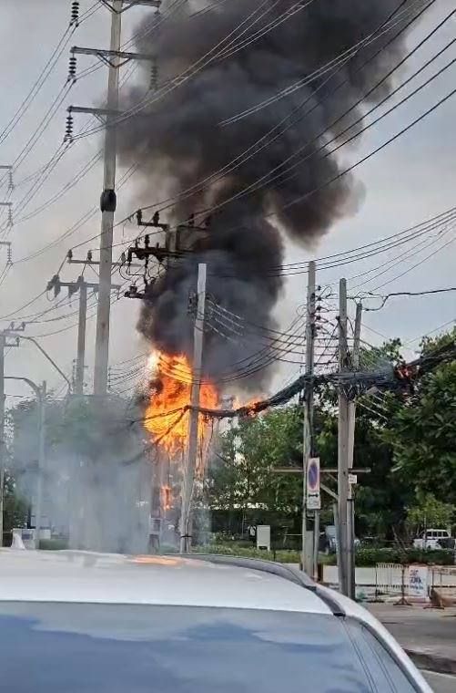 ไฟไหม้สายไฟฟ้า-สายสื่อสาร หน้า อ.ต.ก. ระบบจำหน่ายตั๋วรถไฟฯ ชะงัก