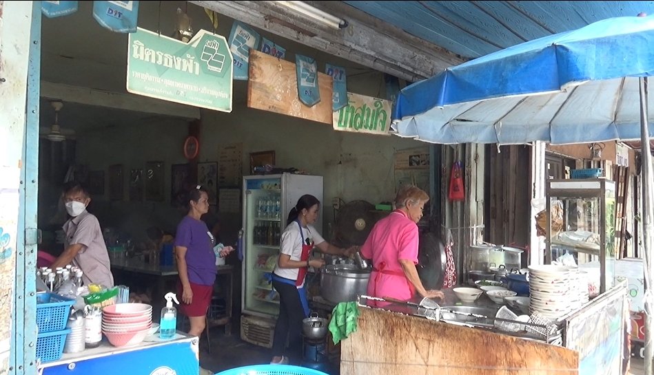 แห่อุดหนุนก๋วยเตี๋ยว 100 ปี ร้านป้าสมใจ เซอร์ไพรส์ลูกค้าหน้าคุ้นๆ