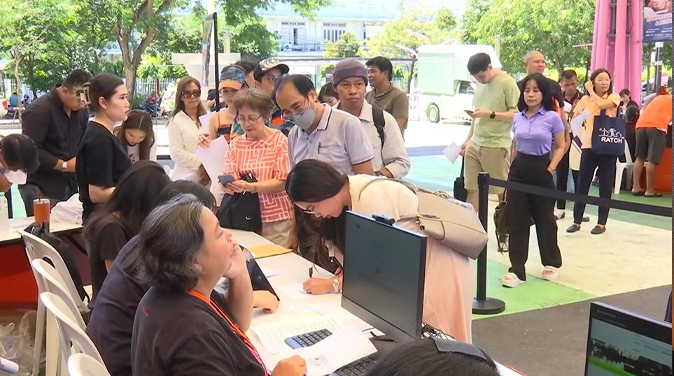 ด้อมส้ม แห่ สมัครสมาชิก-ร่วมบริจาคเงิน พรรคประชาชนคึกคักแต่เช้า