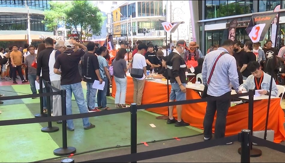 ด้อมส้ม แห่ สมัครสมาชิก-ร่วมบริจาคเงิน พรรคประชาชนคึกคักแต่เช้า