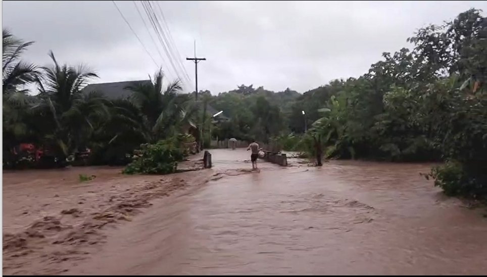 ฝนตกหนักบนภูเขาสูง น้ำป่าไหลหลากทะลักท่วม ศูนย์เด็กเล็ก-บ้านประชาชนลำปาง