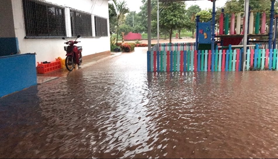 ฝนตกหนักบนภูเขาสูง น้ำป่าไหลหลากทะลักท่วม ศูนย์เด็กเล็ก-บ้านประชาชนลำปาง