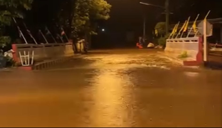 พะเยาอ่วม 400 หลัง น้ำป่าทะลักท่วมบ้านชาวบ้านเช้ามืด เก็บของแทบไม่ทัน