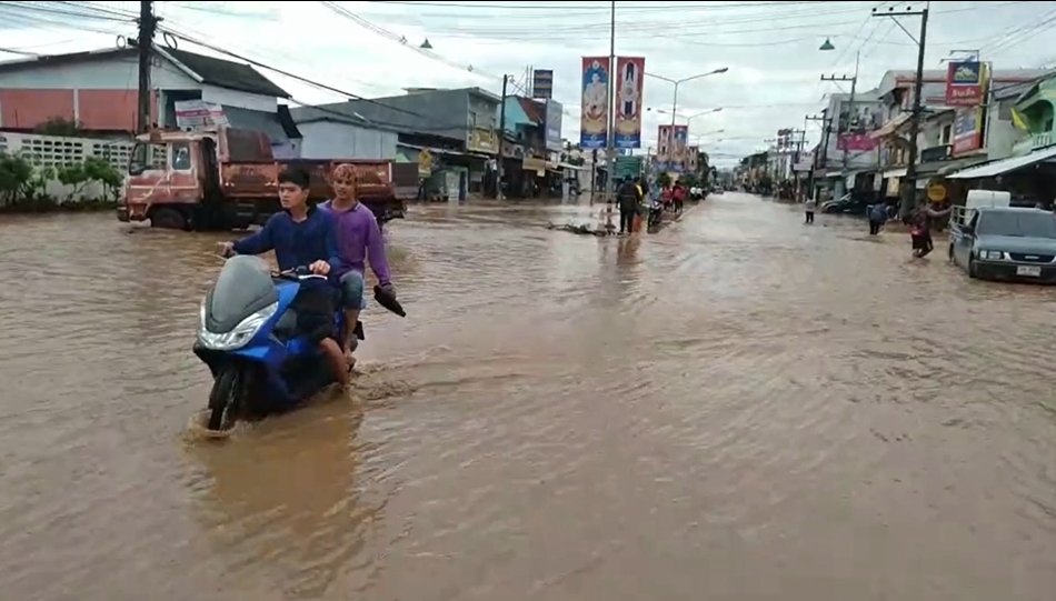 สั่งปิดโรงเรียน 3 วัน! ฝนกระหน่ำทั้งคืน น้ำป่าทะลักเข้าท่วม อ.วังโป่ง