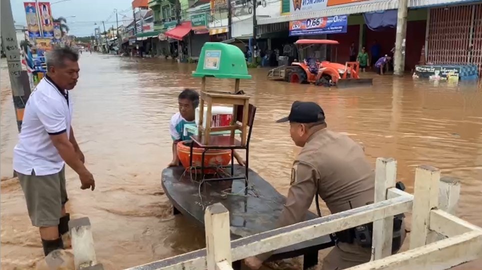 สั่งปิดโรงเรียน 3 วัน! ฝนกระหน่ำทั้งคืน น้ำป่าทะลักเข้าท่วม อ.วังโป่ง