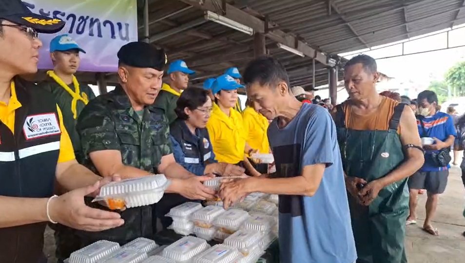 ครัวพระราชทานพร้อม! ทำอาหาร-มอบถุงยังชีพชาวพะเยา   