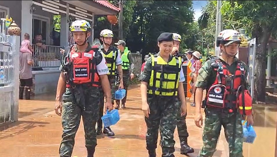 ครัวพระราชทานพร้อม! ทำอาหาร-มอบถุงยังชีพชาวพะเยา   