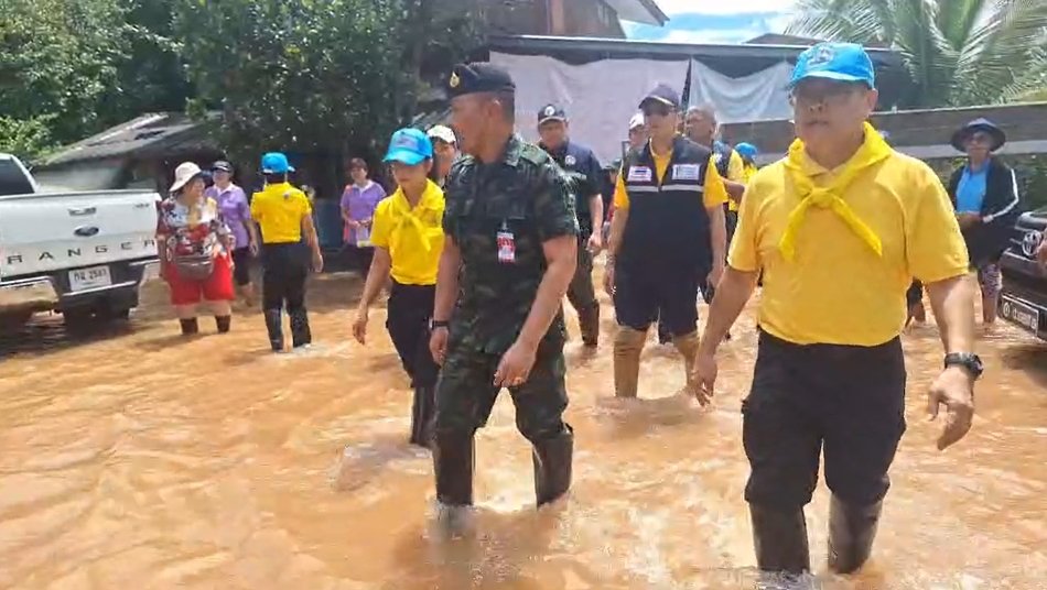 ครัวพระราชทานพร้อม! ทำอาหาร-มอบถุงยังชีพชาวพะเยา   