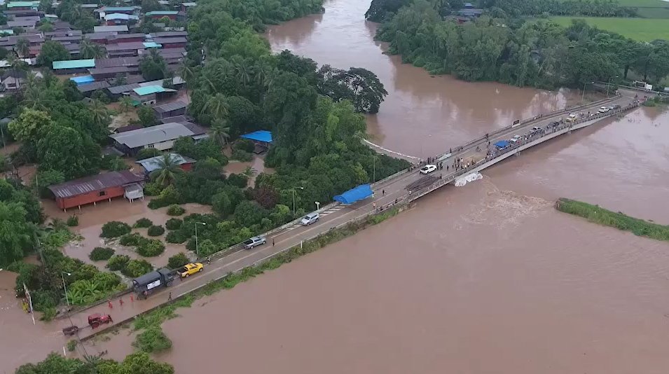 เปิดภาพมุมสูง ศรีสำโรงอ่วม น้ำท่วมบ้านสองชั้น บางจุดน้ำลึก 1-2 เมตร