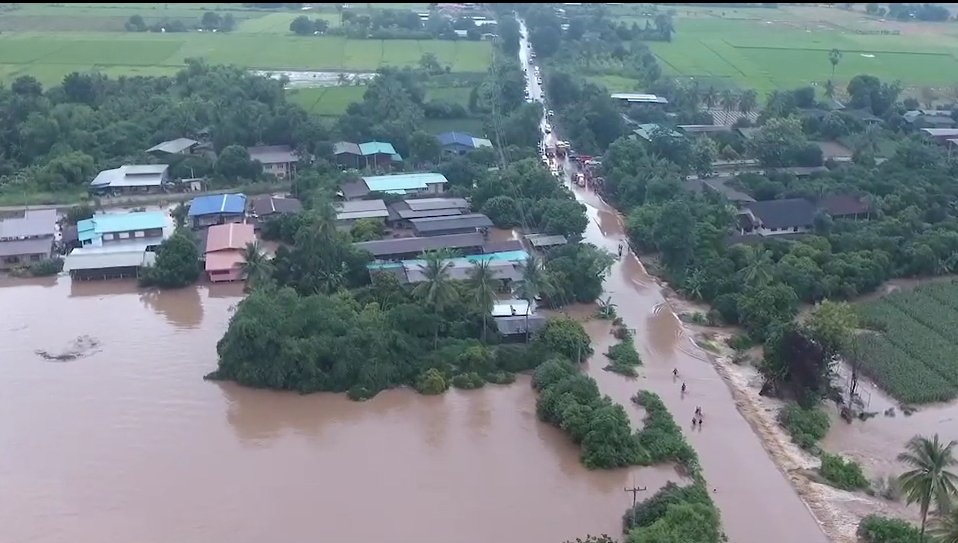 เปิดภาพมุมสูง ศรีสำโรงอ่วม น้ำท่วมบ้านสองชั้น บางจุดน้ำลึก 1-2 เมตร