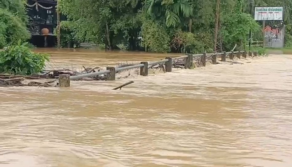 สตูลน้ำป่าไหลหลากเข้าท่วมแล้ว 3 อำเภอ ขณะที่ฝนยังไม่หยุดตก   