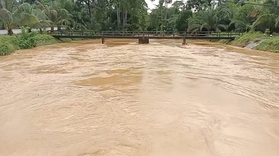 สตูลน้ำป่าไหลหลากเข้าท่วมแล้ว 3 อำเภอ ขณะที่ฝนยังไม่หยุดตก   