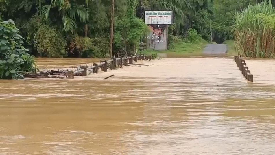 สตูลน้ำป่าไหลหลากเข้าท่วมแล้ว 3 อำเภอ ขณะที่ฝนยังไม่หยุดตก   