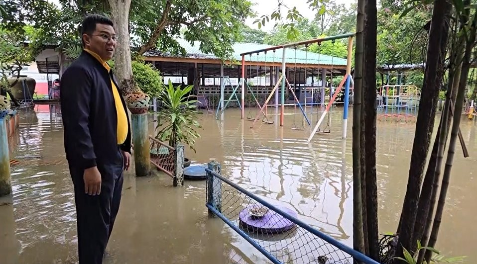 อุทัยธานีฝนตกหนัก น้ำป่าทะลักท่วมโรงเรียนวัดตลุกดู่ ผอ.สั่งปิดเรียนทันที 2 วัน     