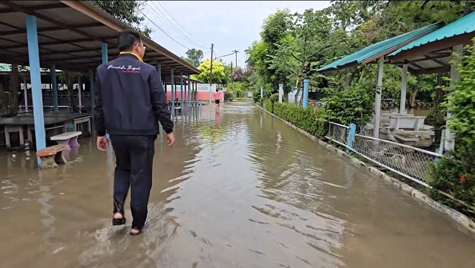 อุทัยธานีฝนตกหนัก น้ำป่าทะลักท่วมโรงเรียนวัดตลุกดู่ ผอ.สั่งปิดเรียนทันที 2 วัน     