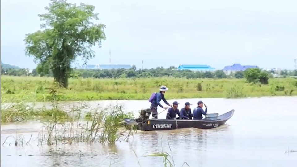 ผวาจระเข้ยาว 3 เมตร โผล่ผ่านหน้าชาวบ้านหาปลา เห็นรีบแจ้งเจ้าหน้าที่มาจับ