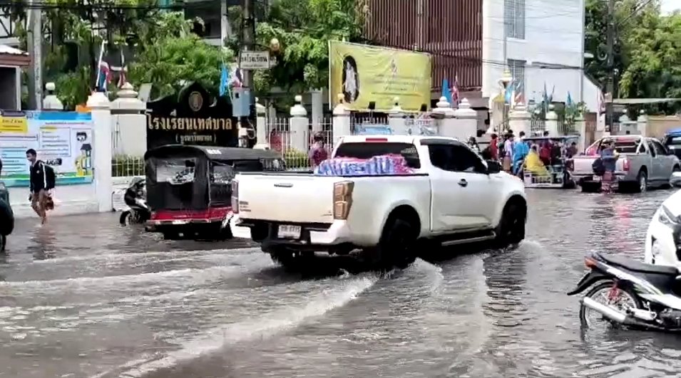 พายุถล่ม! โคราชอ่วม ฝนตกหนักน้ำท่วมขังหลายพื้นที่          