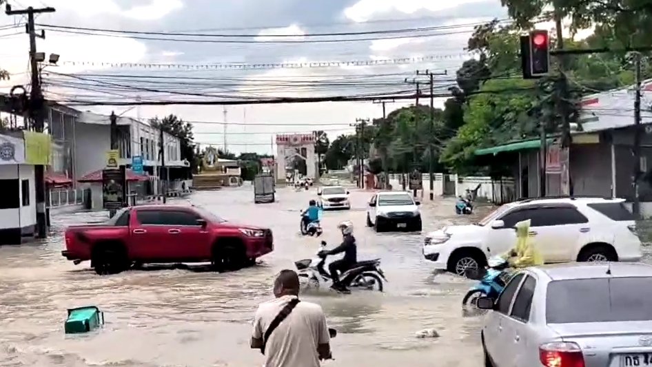 พายุถล่ม! โคราชอ่วม ฝนตกหนักน้ำท่วมขังหลายพื้นที่          