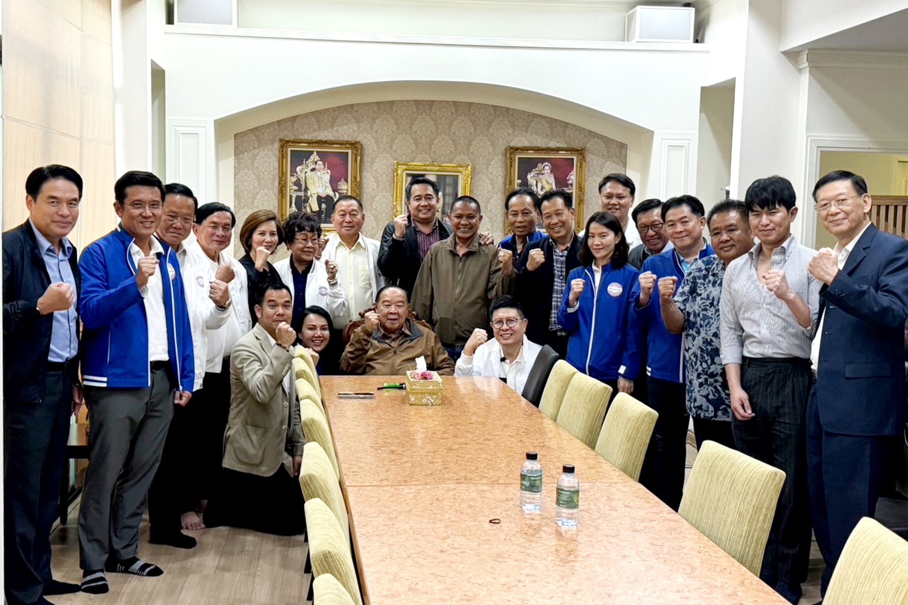 บ้านป่าฯ คึกคัก บิ๊กป้อม แฮปปี้ แกนนำ-สส.พปชร. ร่วมวงมื้อเที่ยง ไร้เงาธรรมนัส