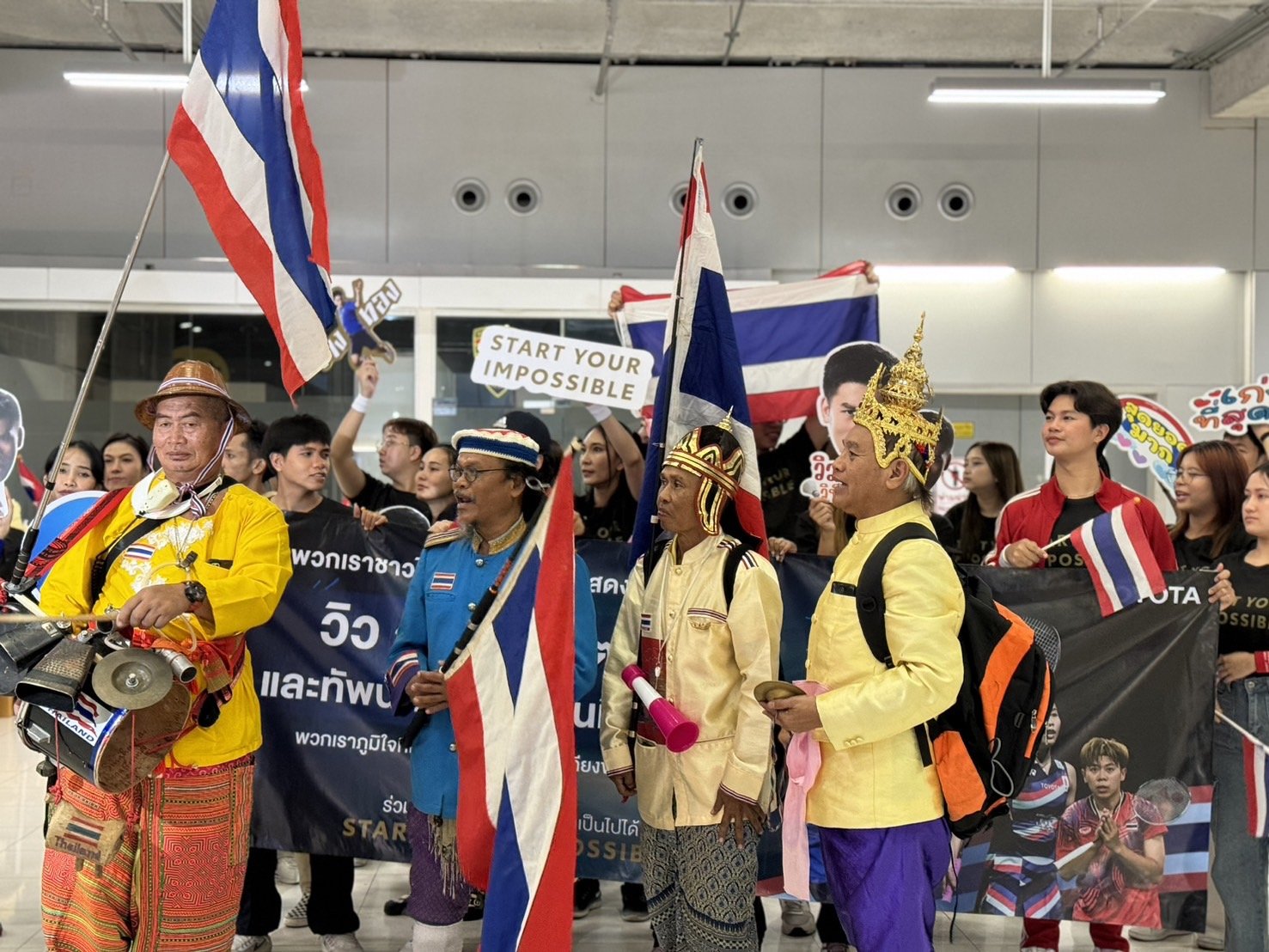 สนามบินสุวรรณภูมิคึกคัก ต้อนรับ วิว กุลวุฒิ ฮีโร่โอลิมปิกกลับถึงไทยแล้ว