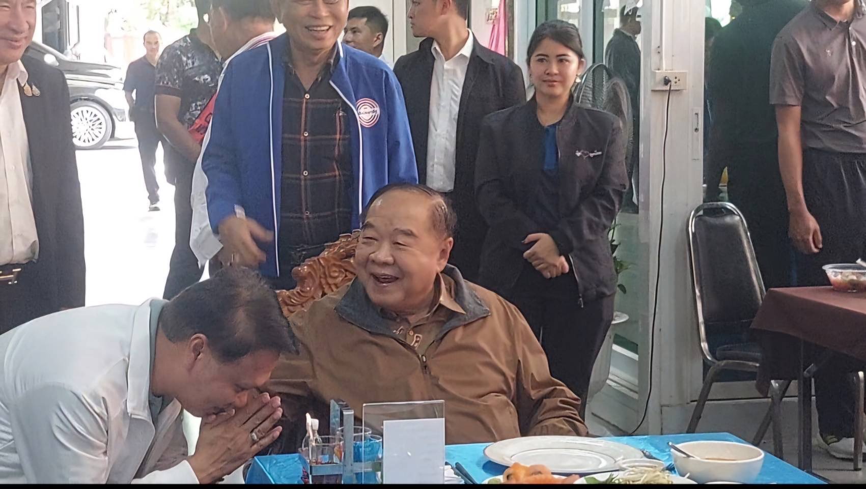บ้านป่าฯ คึกคัก บิ๊กป้อม แฮปปี้ แกนนำ-สส.พปชร. ร่วมวงมื้อเที่ยง ไร้เงาธรรมนัส
