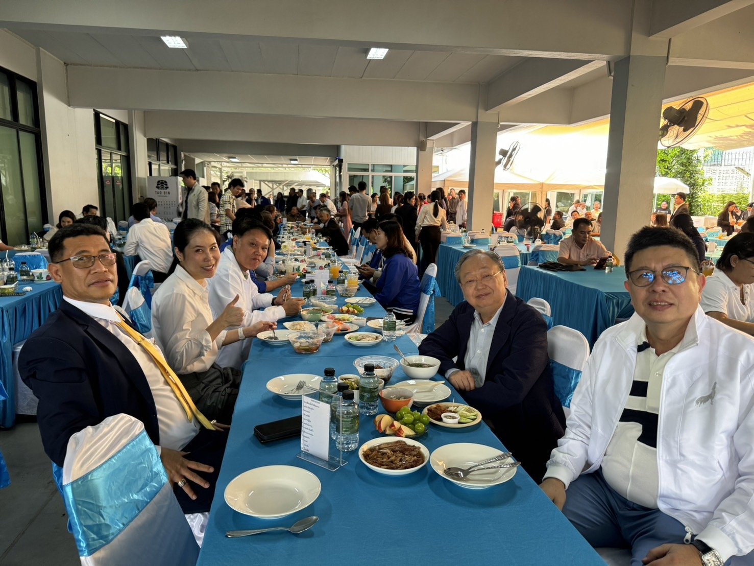 บ้านป่าฯ คึกคัก บิ๊กป้อม แฮปปี้ แกนนำ-สส.พปชร. ร่วมวงมื้อเที่ยง ไร้เงาธรรมนัส