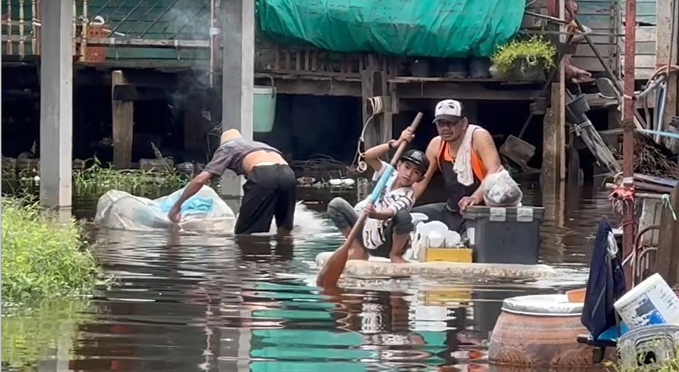 น้ำท่วมหัวเวียงสูง 1 เมตร นาน 1 สัปดาห์ ชาวบ้านใช้ชีวิตสุดลำบาก