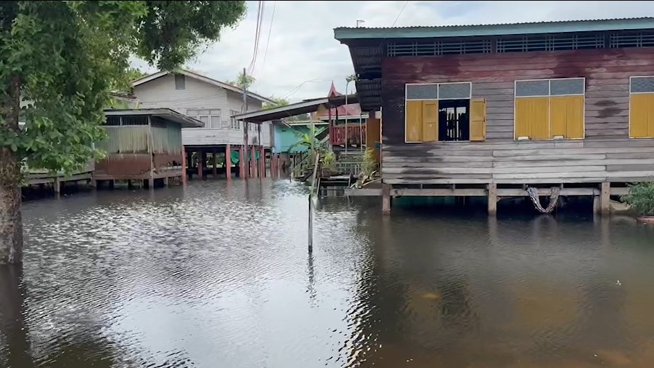 น้ำท่วมหัวเวียงสูง 1 เมตร นาน 1 สัปดาห์ ชาวบ้านใช้ชีวิตสุดลำบาก