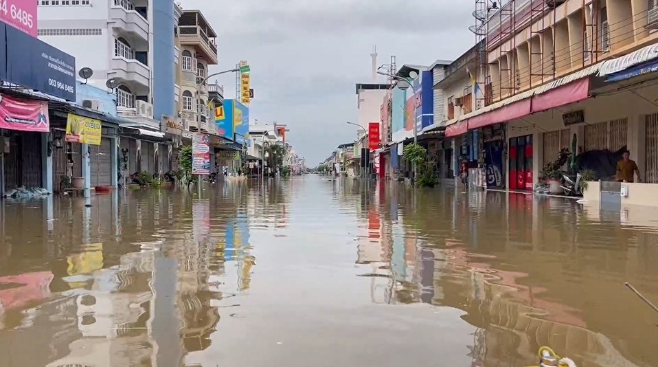 หนองคายไม่รอด! น้ำโขงทะลักเข้าท่วมใจกลางเมืองย่านเศรษฐกิจแล้ว