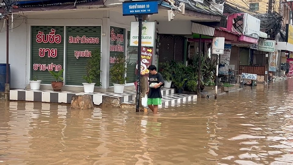 ขอนแก่นวิกฤตทั่วเมือง ฝนตกหนักทั้งคืน น้ำท่วมถนนสายหลัก