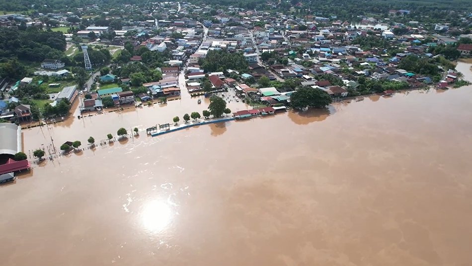 บึงกาฬน้ำโขงสูงสุดในรอบปี ทะลุ 13 เมตร ล้นทะลักท่วมลานพญานาค