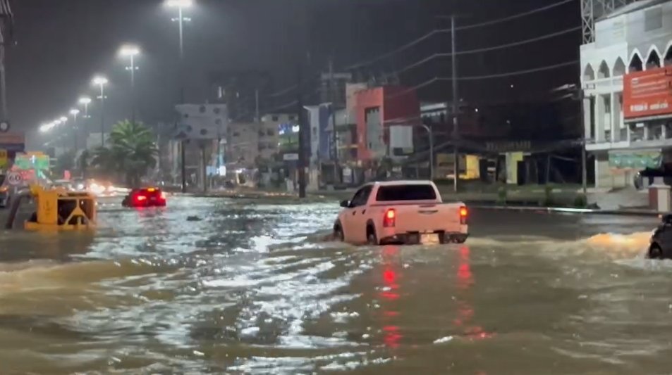 ฝนกระหน่ำพัทยา รถยนต์จมน้ำเพียบ หนุ่มวัย21 จับมือแฟนสาวปีนกระจกหนีตาย