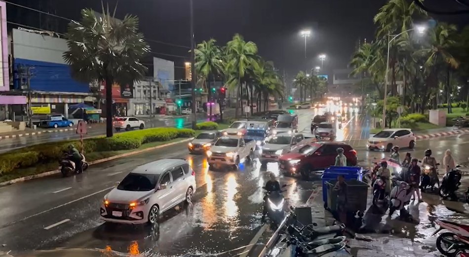 ฝนกระหน่ำพัทยา รถยนต์จมน้ำเพียบ หนุ่มวัย21 จับมือแฟนสาวปีนกระจกหนีตาย