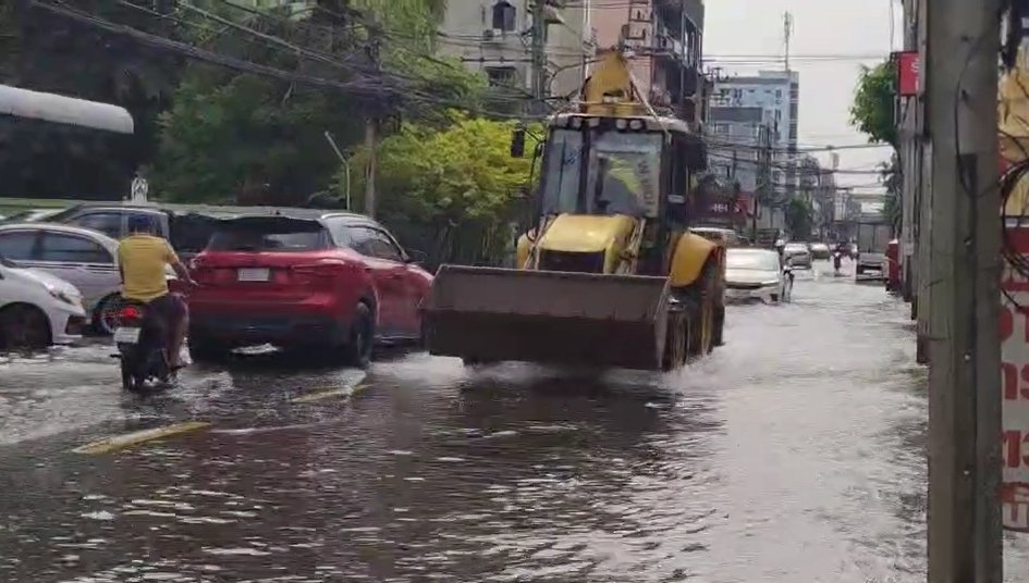 ดอนเมืองยังวิกฤต น้ำรอระบายหลายจุด ชาวบ้านหวั่นฝนตกซ้ำ