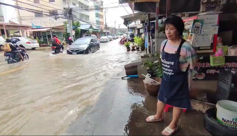 ดอนเมืองยังวิกฤต น้ำรอระบายหลายจุด ชาวบ้านหวั่นฝนตกซ้ำ