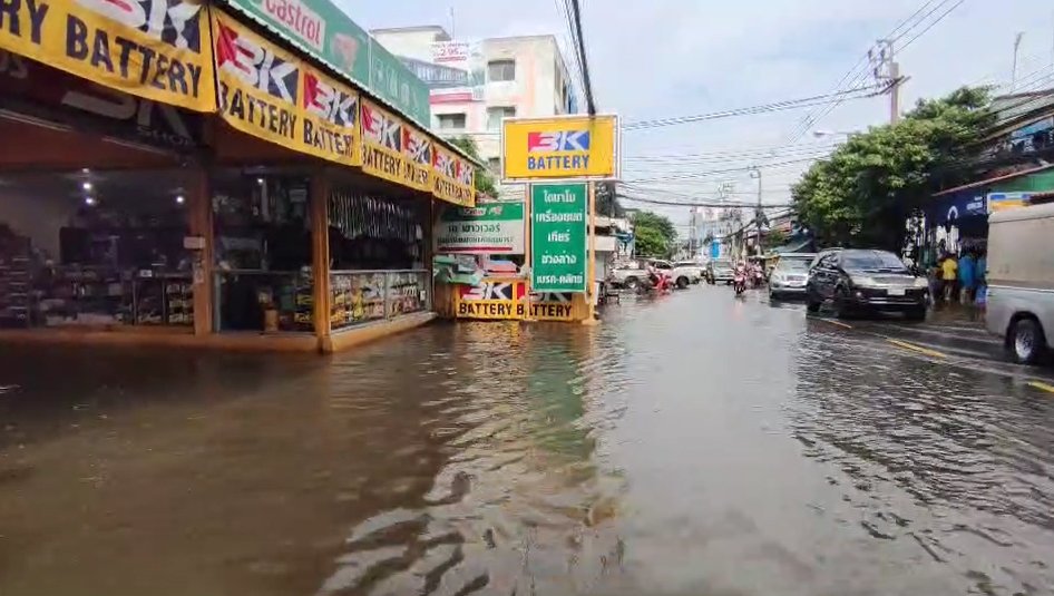 ดอนเมืองยังวิกฤต น้ำรอระบายหลายจุด ชาวบ้านหวั่นฝนตกซ้ำ