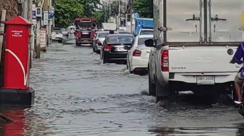 ดอนเมืองยังวิกฤต น้ำรอระบายหลายจุด ชาวบ้านหวั่นฝนตกซ้ำ