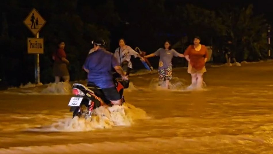 ศรีสำโรงทุกข์ซ้ำ น้ำยมทะลักหนักอีกรอบ ขณะที่ พระห่วงโยม รีบตั้งโรงครัวช่วยเหลือ