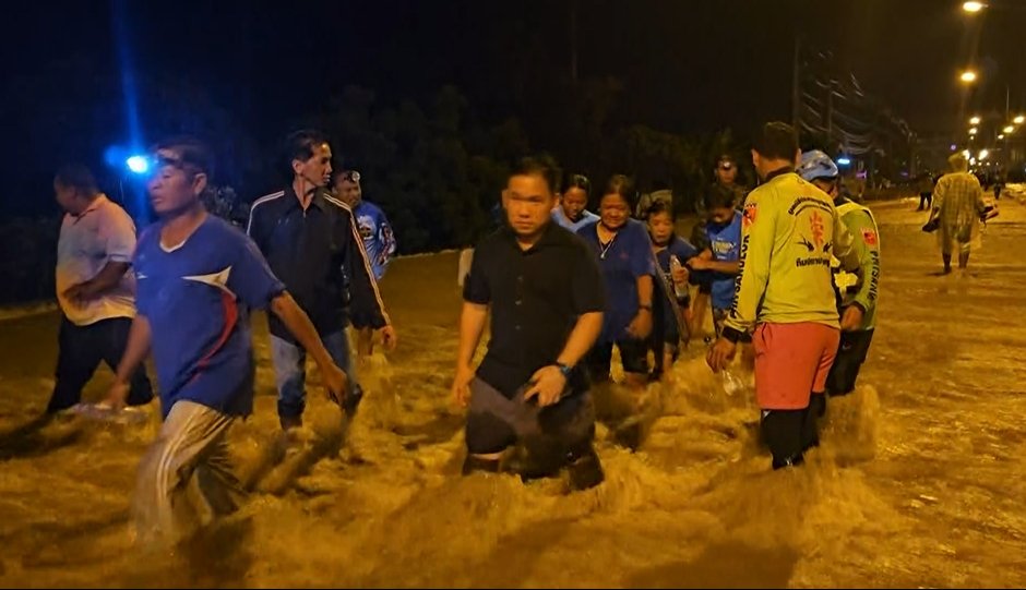 ศรีสำโรงทุกข์ซ้ำ น้ำยมทะลักหนักอีกรอบ ขณะที่ พระห่วงโยม รีบตั้งโรงครัวช่วยเหลือ