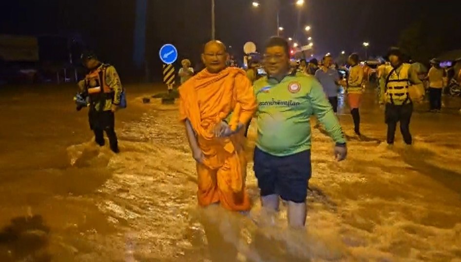 ศรีสำโรงทุกข์ซ้ำ น้ำยมทะลักหนักอีกรอบ ขณะที่ พระห่วงโยม รีบตั้งโรงครัวช่วยเหลือ