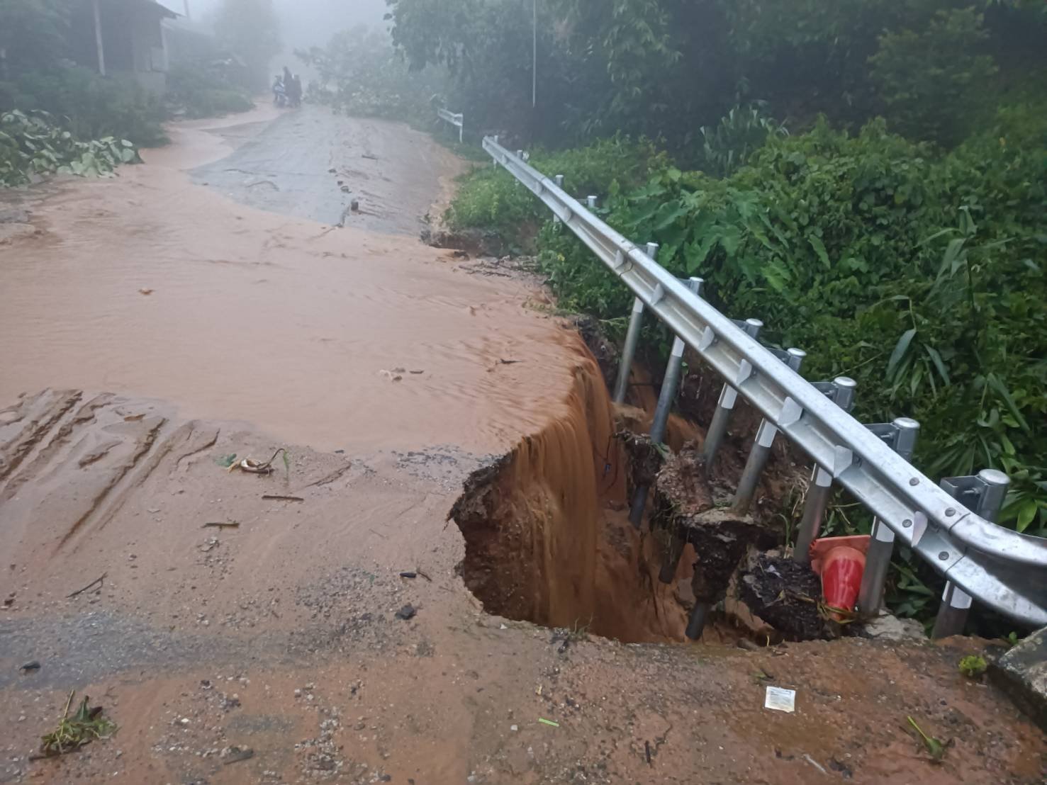 แม่อายสะอื้อ ดินสไลด์ทับบ้านดอยแหลม