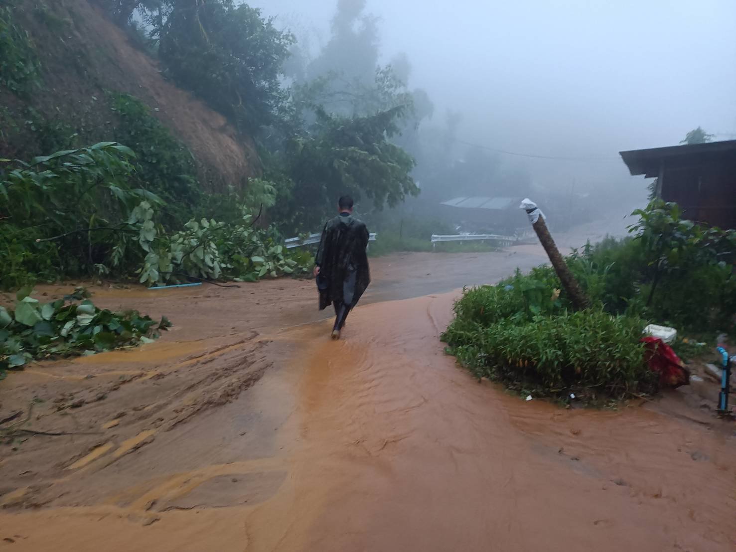 แม่อายสะอื้อ ดินสไลด์ทับบ้านดอยแหลม