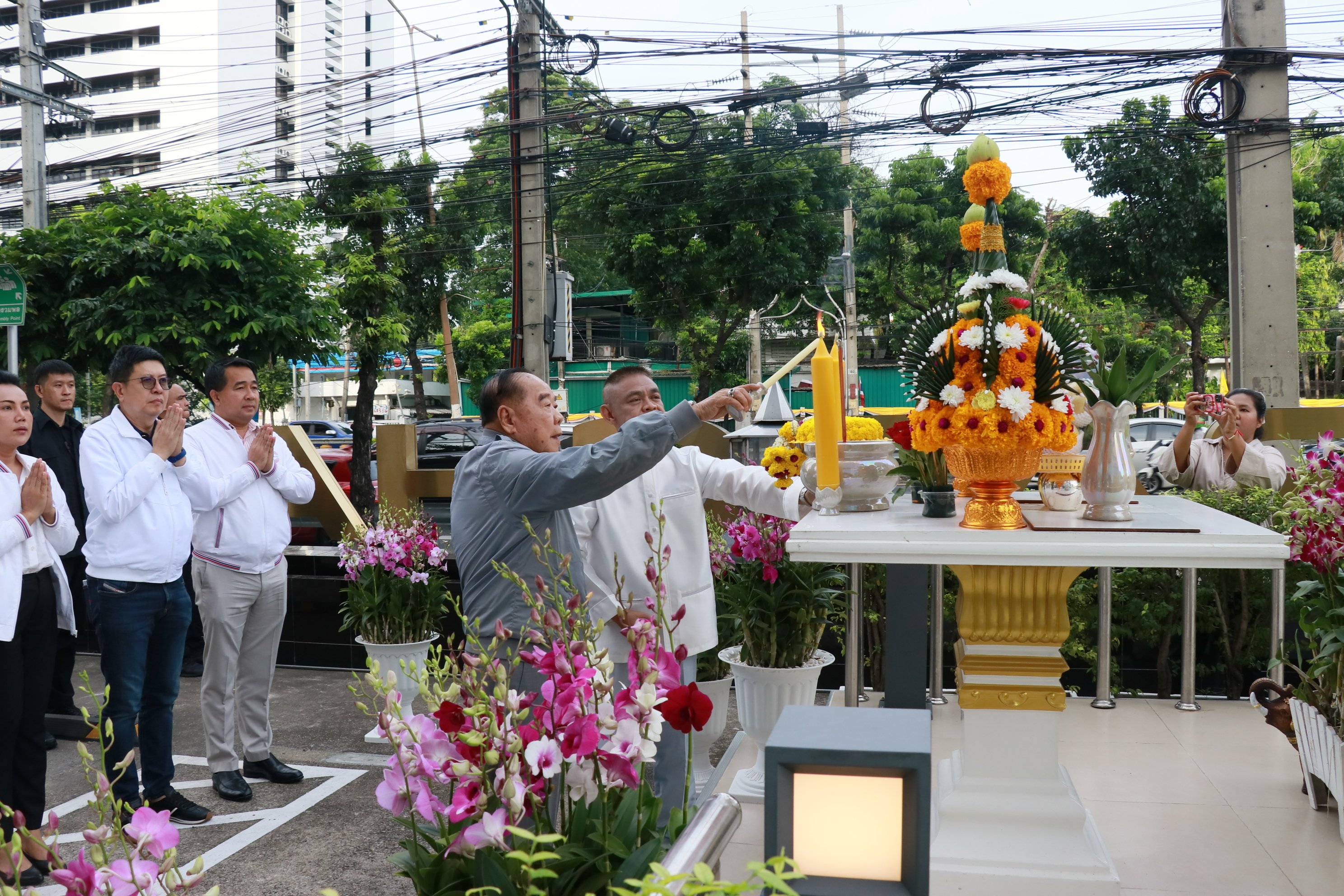 ลุงป้อม ชื่นมื่น ถือฤกษ์มงคล นำทีม พลังประชารัฐ ทำบุญเสริมสิริมงคล