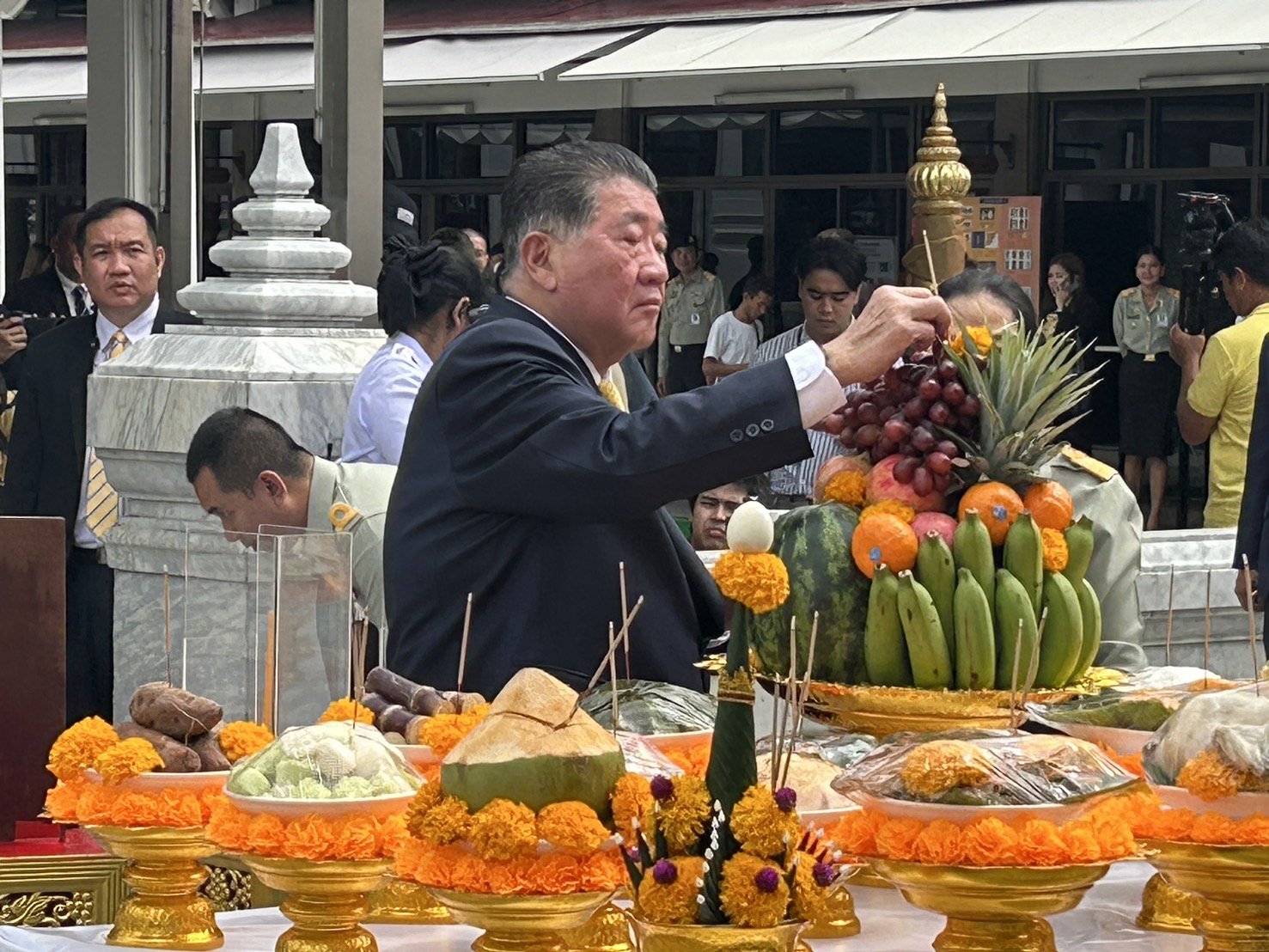 กลาโหม จัดพิธีต้อนรับ “บิ๊กอ้วน-บิ๊กเล็ก” ชื่นมื่น ผบ.เหล่าทัพร่วมวงมื้อเที่ยง