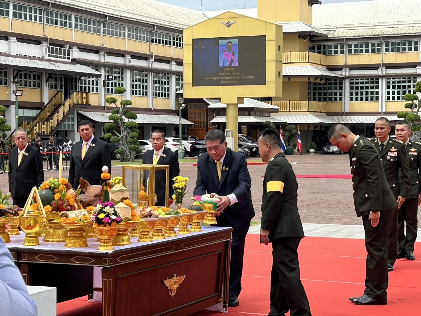 กลาโหม จัดพิธีต้อนรับ “บิ๊กอ้วน-บิ๊กเล็ก” ชื่นมื่น ผบ.เหล่าทัพร่วมวงมื้อเที่ยง