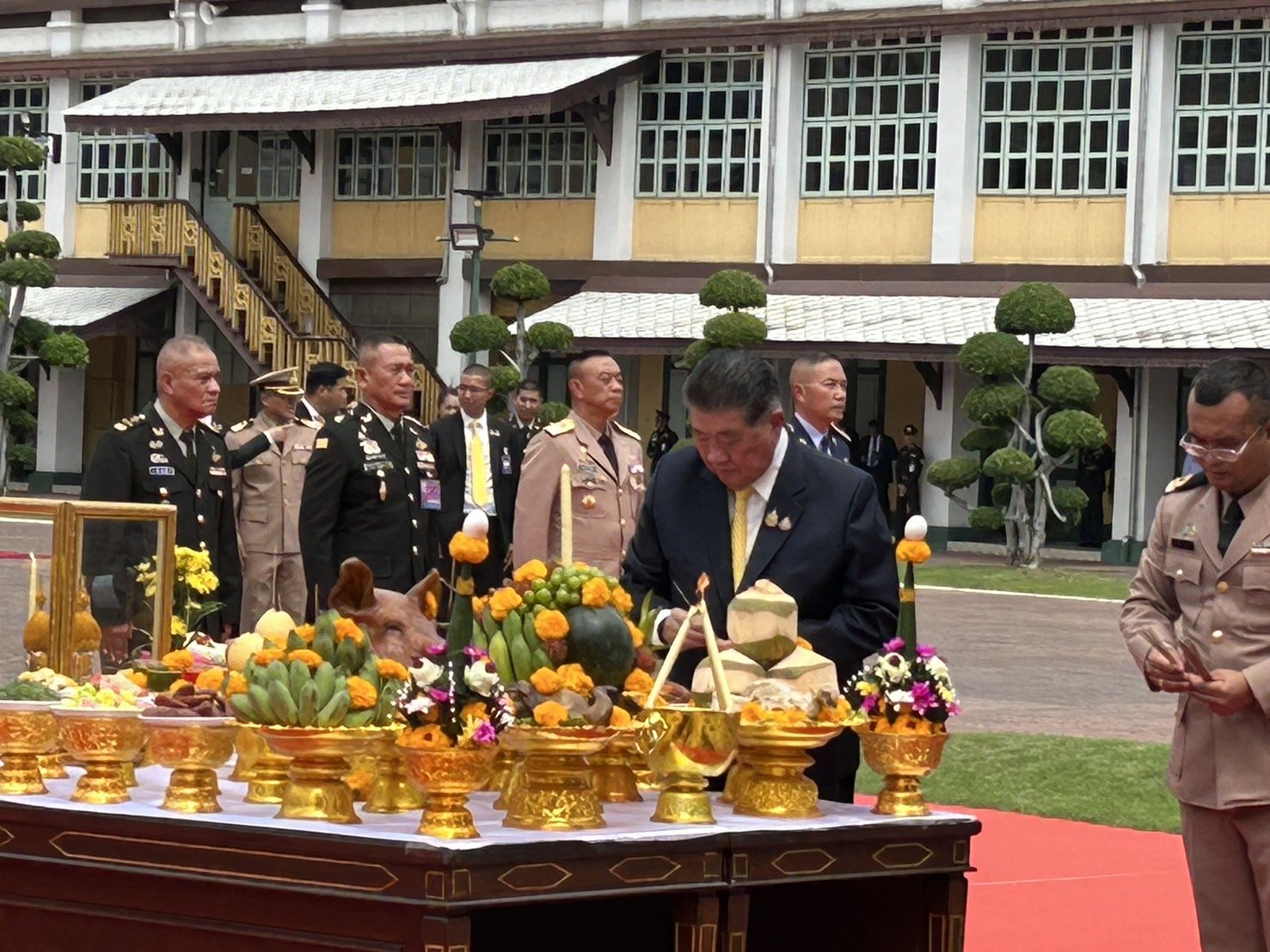 กลาโหม จัดพิธีต้อนรับ “บิ๊กอ้วน-บิ๊กเล็ก” ชื่นมื่น ผบ.เหล่าทัพร่วมวงมื้อเที่ยง