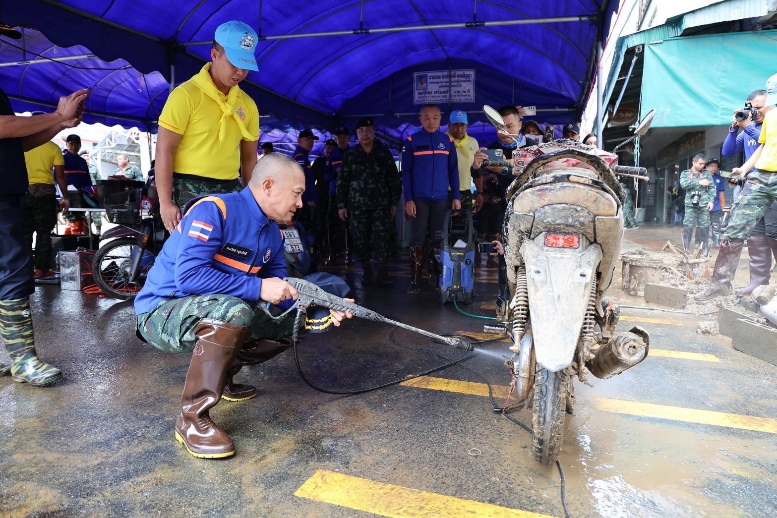 พระราชทาน เครื่องฉีดน้ำแรงดันสูง 100 เครื่อง ช่วยชาวเชียงราย